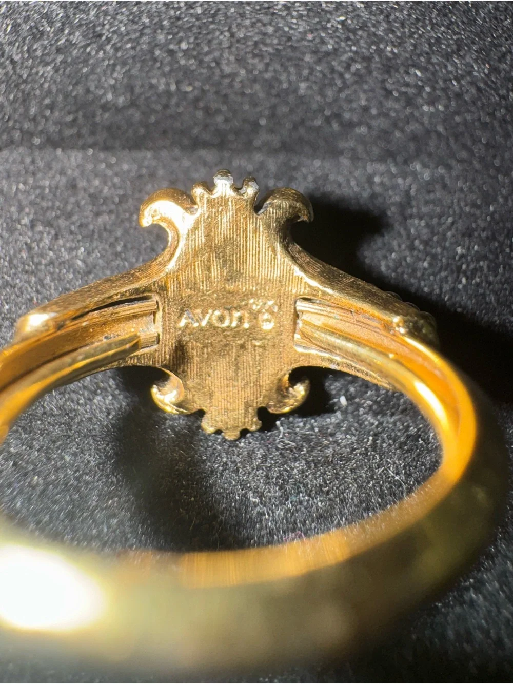 Vintage Avon Gold-Tone Ring with Purple Stone and Pearl Accents - Picture 4 of 5